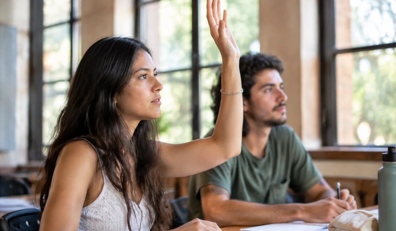 Duas pessoas preparando a próxima rodada com caderno e marca-texto na mão